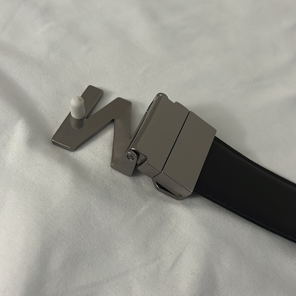 Michael Kors Silver and Black Leather Reversible Logo Buckle Belt - Picture 6 of 6